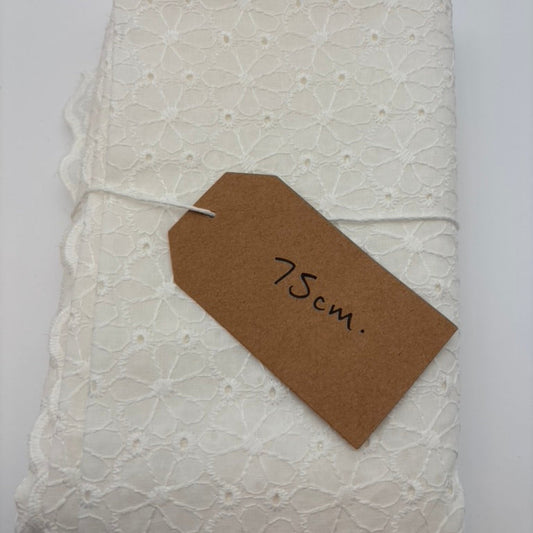 Tissu en coton avec broderie anglaise florale – Écru Broderie anglaise avec bord festonné (au mètre)
