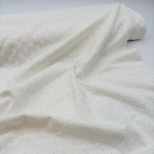 Baumwolljersey mit Lochstickerei, Broderie Anglaise – 100% Baumwolle, Wollweiß (Meterware)