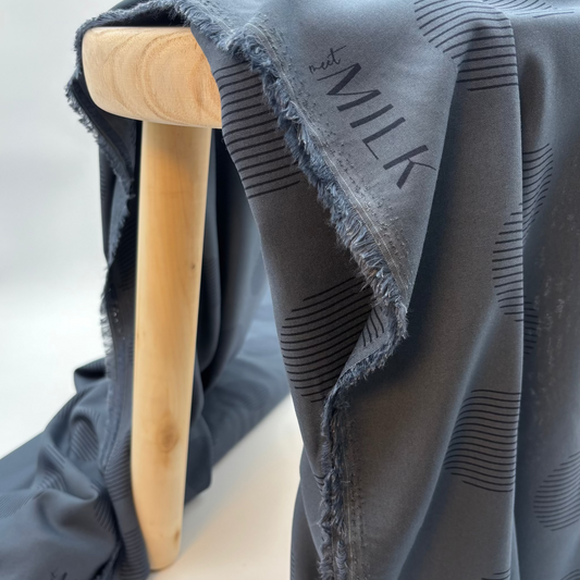meet MILK Viskose Stoff – 100% LENZING™ ECOVERO™ Viskose, Oeko-Tex, Marine (Meterware)