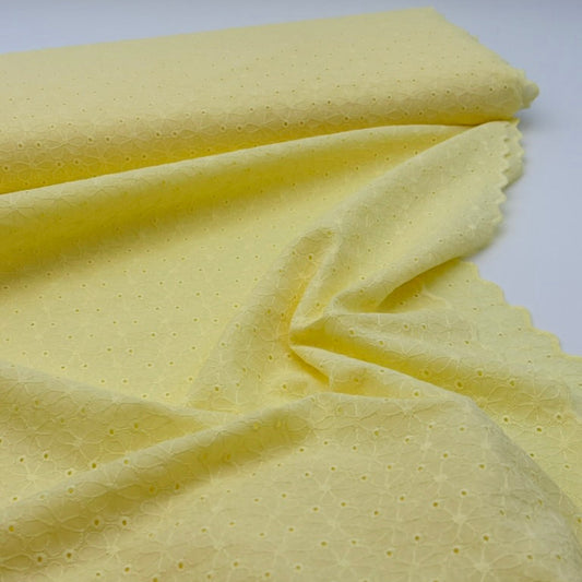 Baumwollstoff mit Floraler Lochstickerei – Zartgelb Broderie Anglaise mit Bogenkante (Meterware)