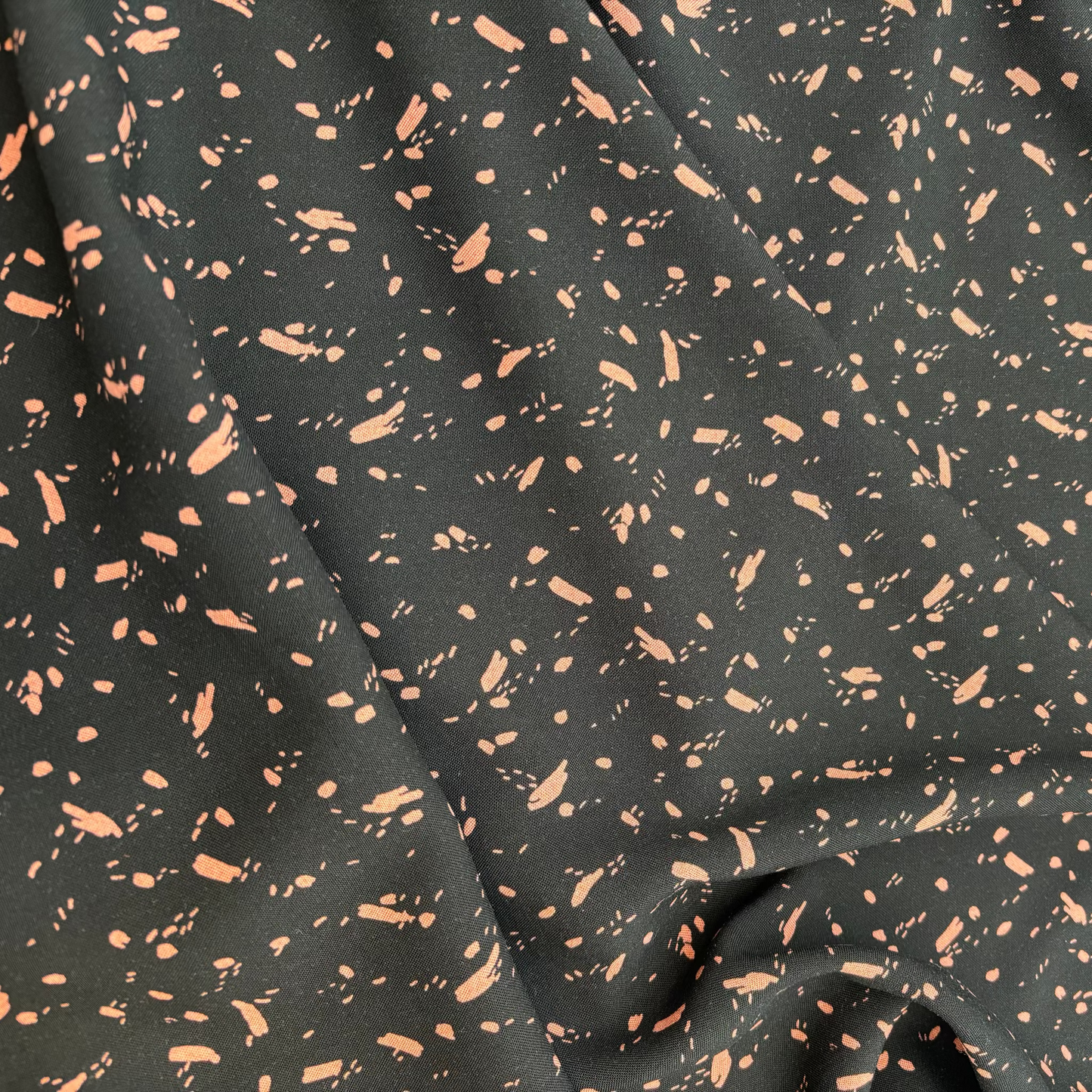 Rayonstoff – Schwarz mit Dunklem Korallen-Print (Meterware)