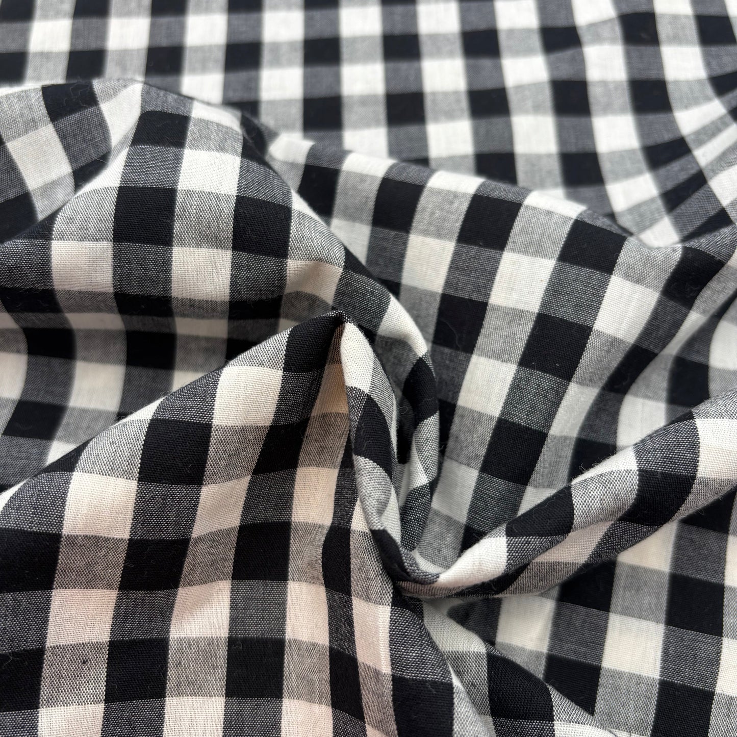 Baumwollstoff mit Vichykaros und Bestickter Bordüre - Schwarz & Weiß (Meterware)
