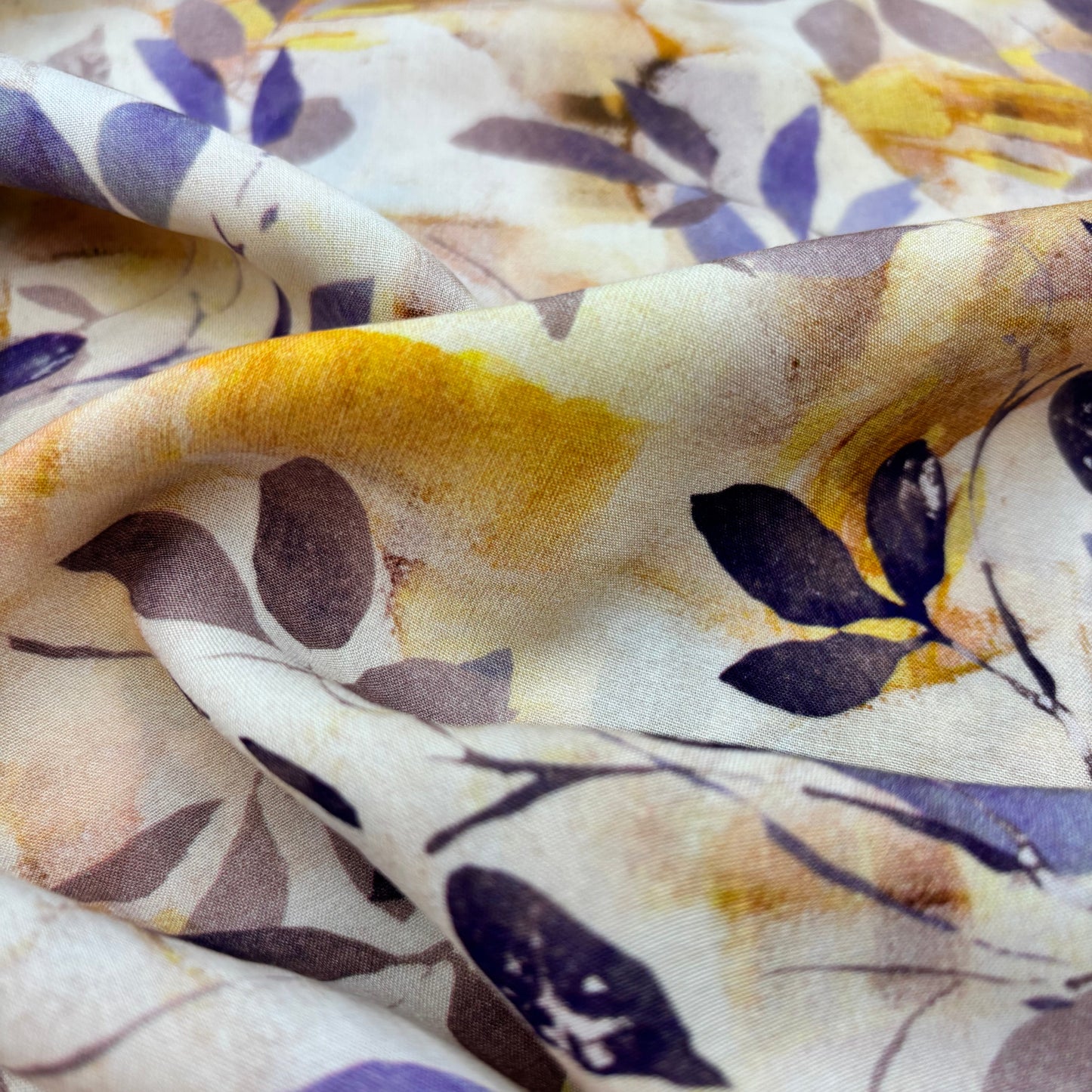 Viskosestoff - Elfenbein mit gelbem und violettem Blätterdesign (Meterware)