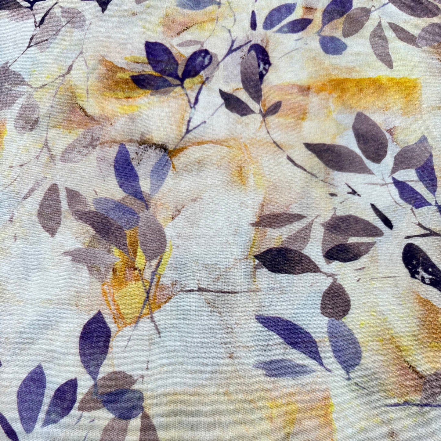Viskosestoff - Elfenbein mit gelbem und violettem Blätterdesign (Meterware)