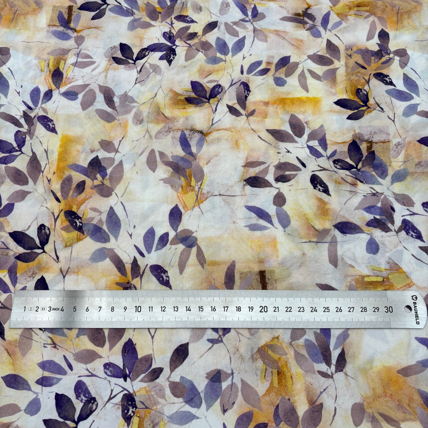 Viskosestoff - Elfenbein mit gelbem und violettem Blätterdesign (Meterware)