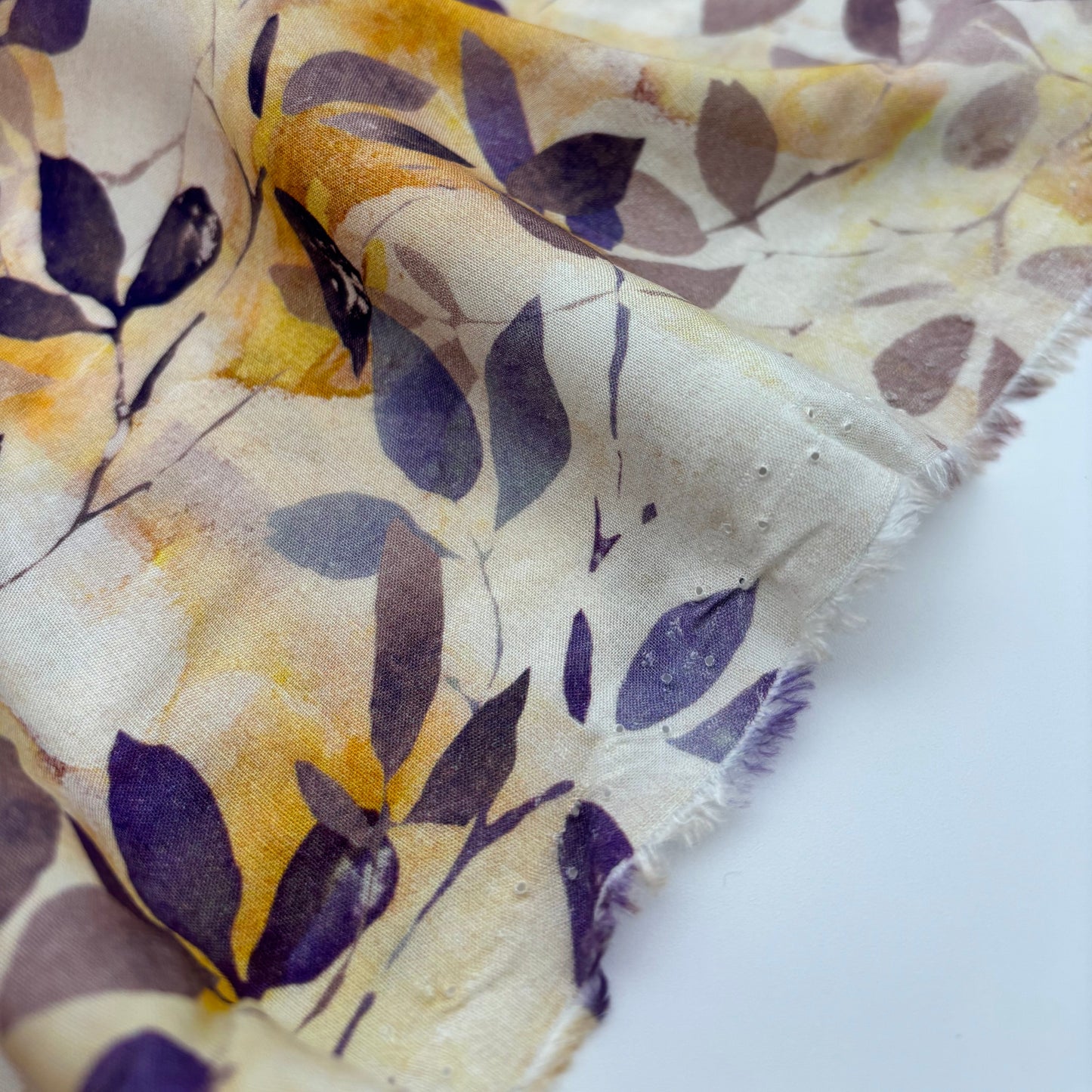 Viskosestoff - Elfenbein mit gelbem und violettem Blätterdesign (Meterware)