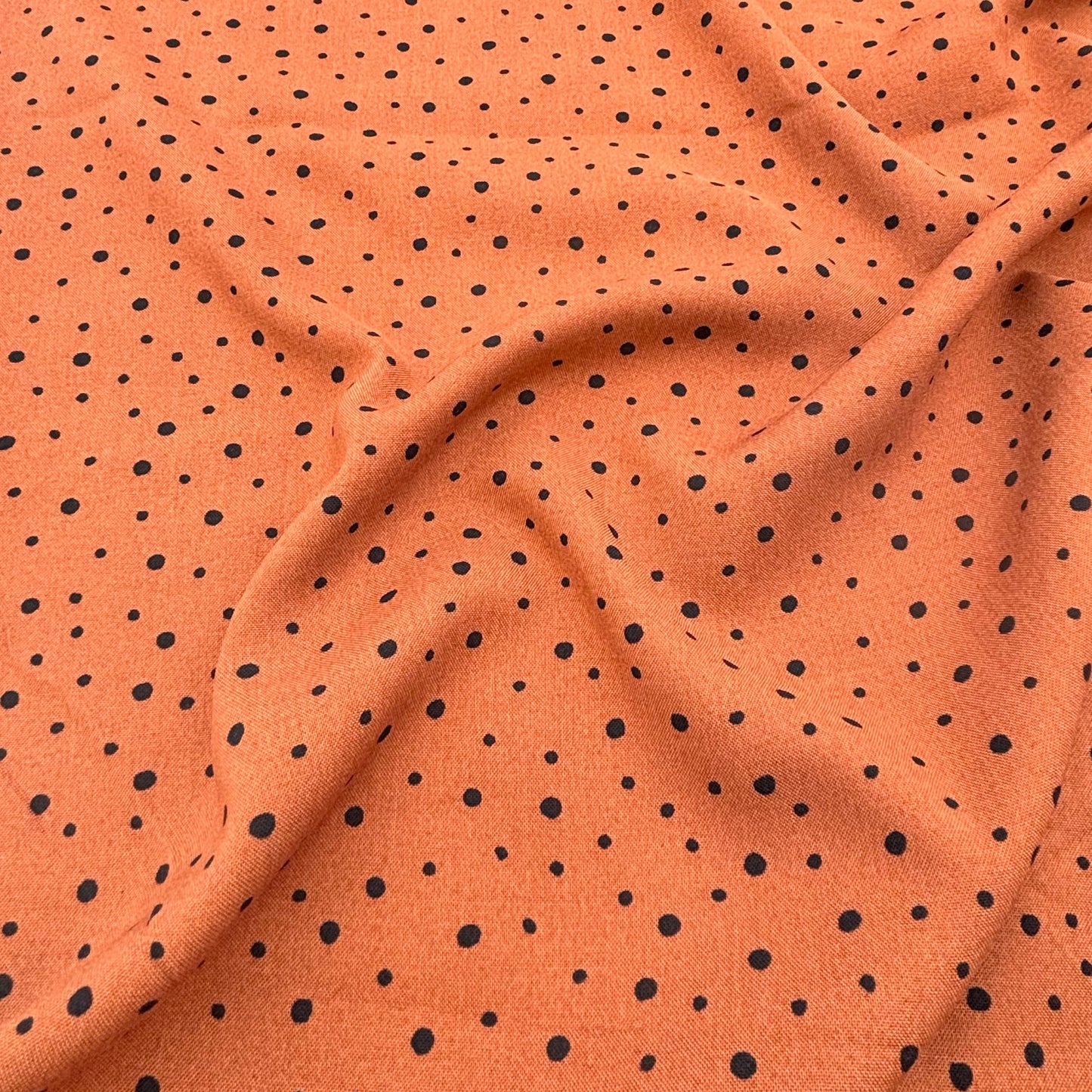 Rayonstoff - rostfarben mit schwarzen Punkten (Meterware)