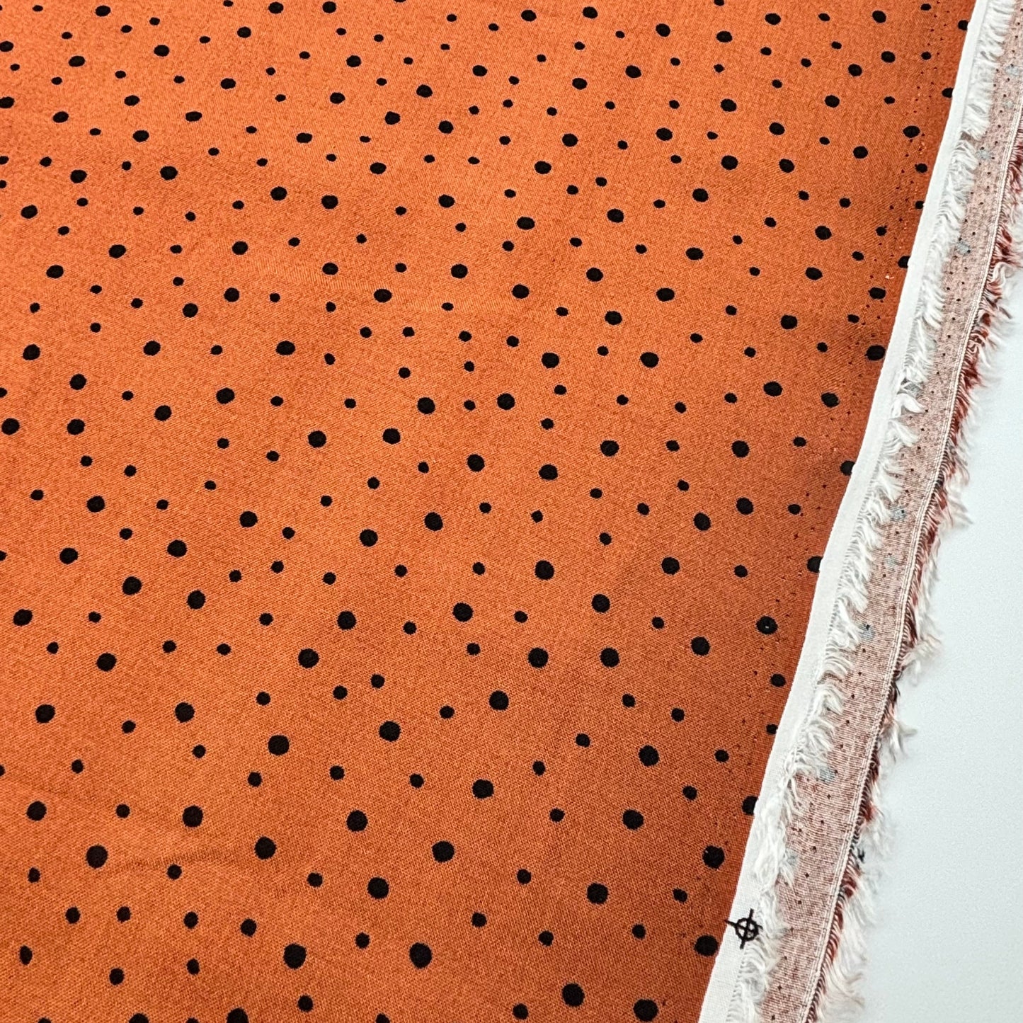 Rayonstoff - rostfarben mit schwarzen Punkten (Meterware)