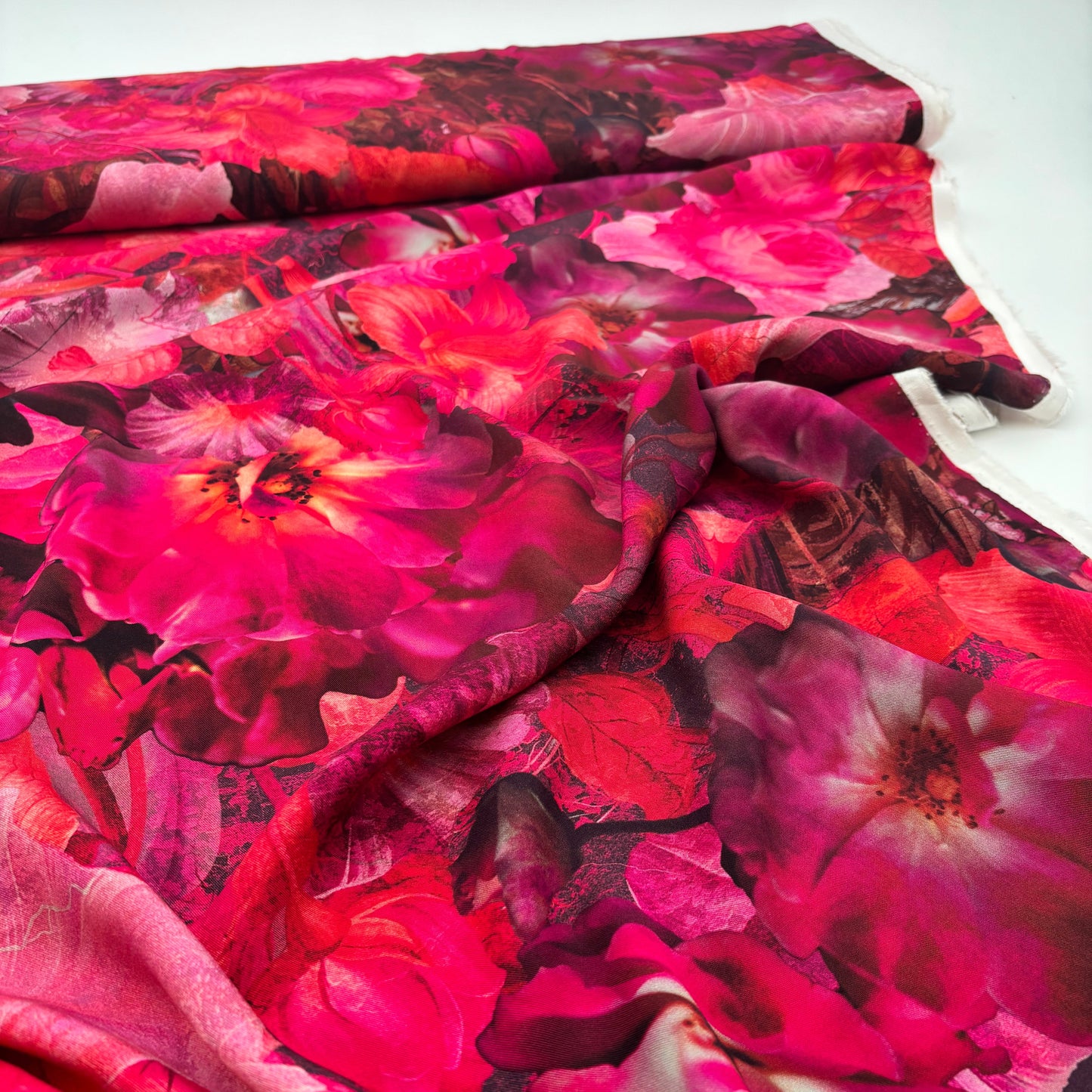 ECOVERO™ Viskose-Twill mit Blumenmuster – Magenta (Meterware)