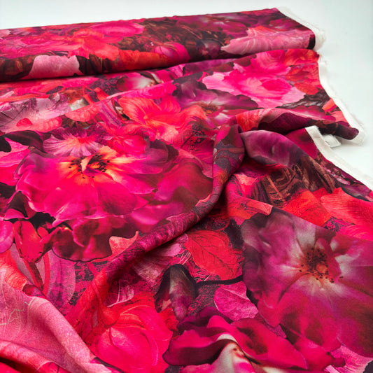 ECOVERO™ Viskose-Twill mit Blumenmuster – Magenta (Meterware)
