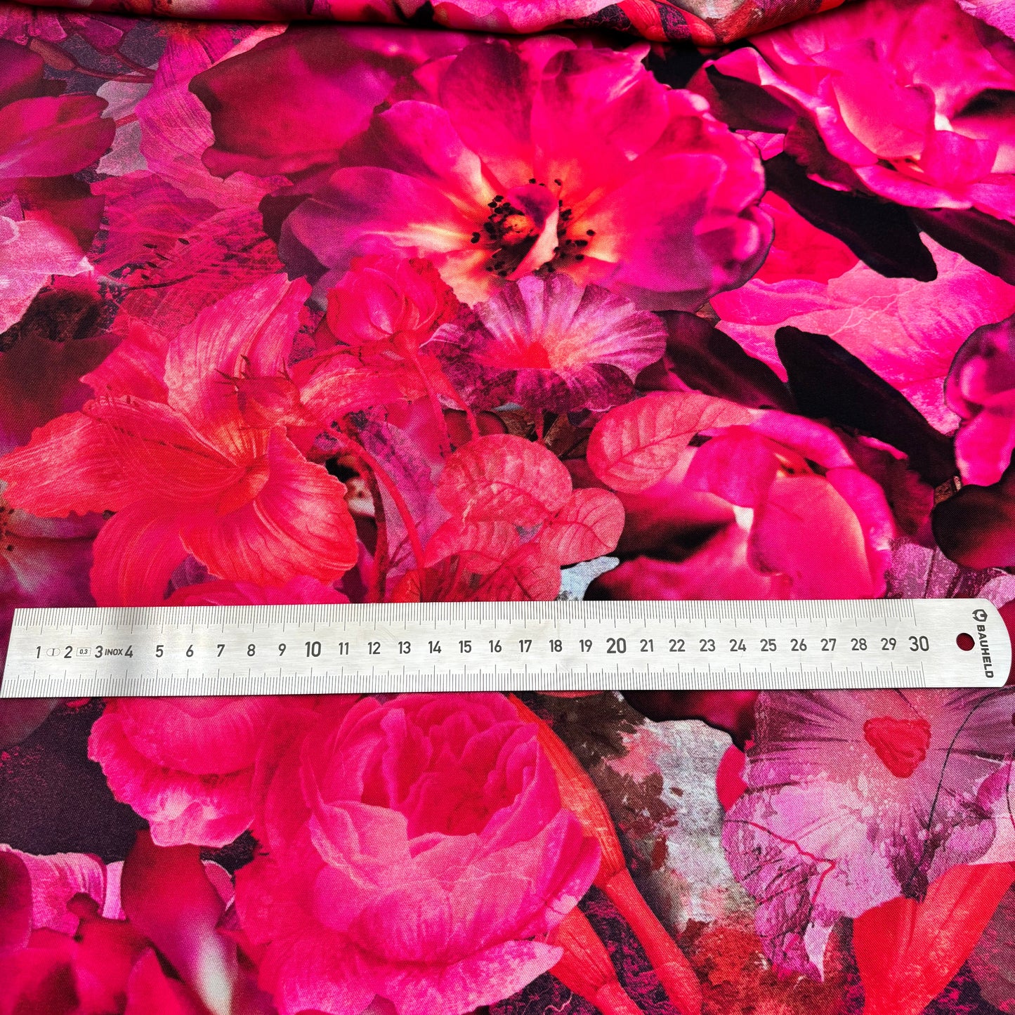 ECOVERO™ Viskose-Twill mit Blumenmuster – Magenta (Meterware)