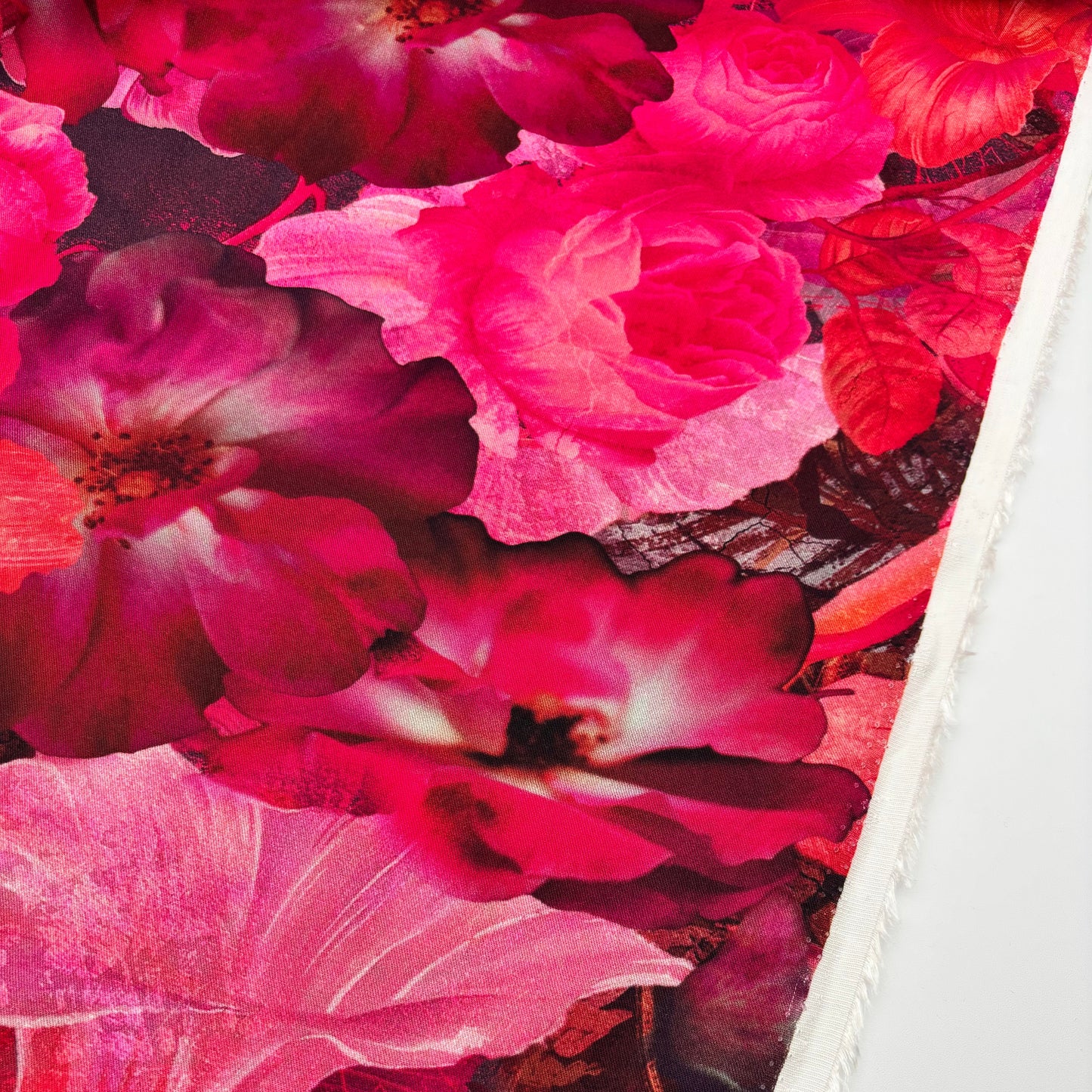 ECOVERO™ Viskose-Twill mit Blumenmuster – Magenta (Meterware)