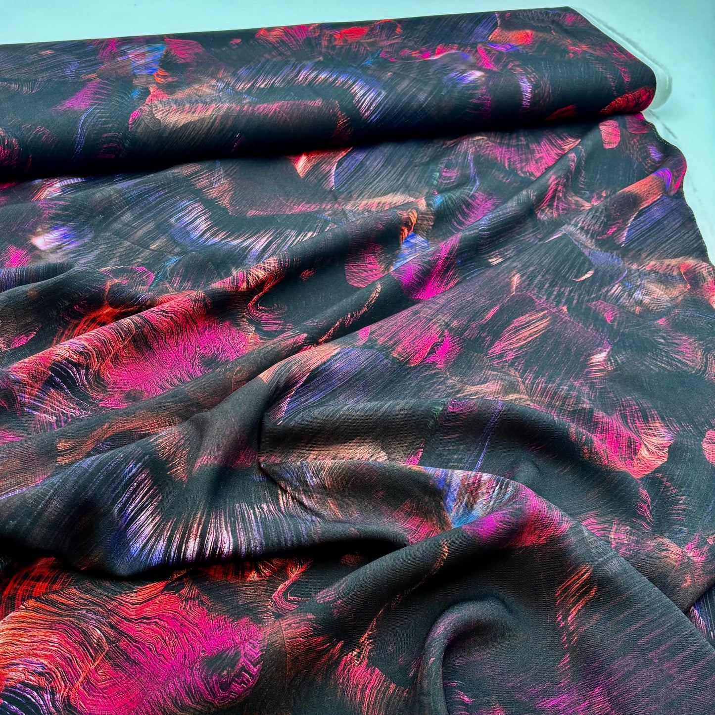 ECOVERO™ Viskose-Twill mit abstraktem Pinselstrich-Print – Schwarz (Meterware)