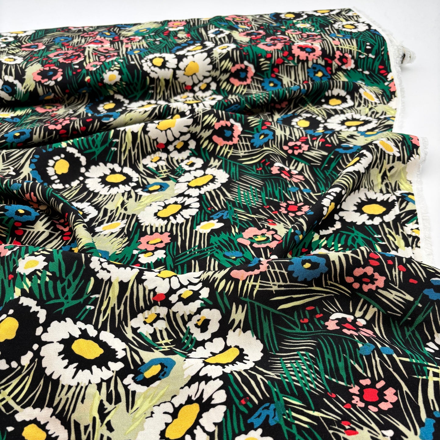 Deadstock-Viskosekreppstoff mit floralem Muster – Schwarz (Meterware aus Italien)