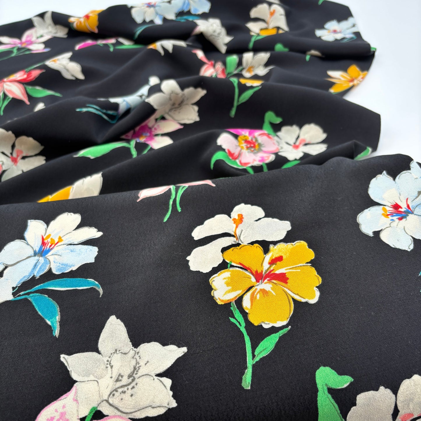 Deadstock-Viskosekreppstoff mit elegantem Blütenmuster – Schwarz (Meterware aus Italien)