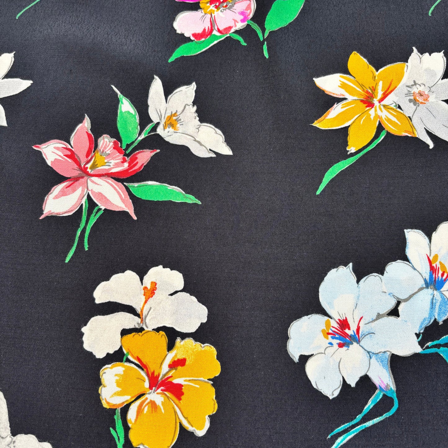Deadstock-Viskosekreppstoff mit elegantem Blütenmuster – Schwarz (Meterware aus Italien)