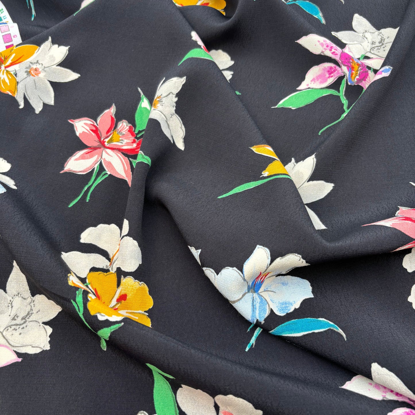Deadstock-Viskosekreppstoff mit elegantem Blütenmuster – Schwarz (Meterware aus Italien)