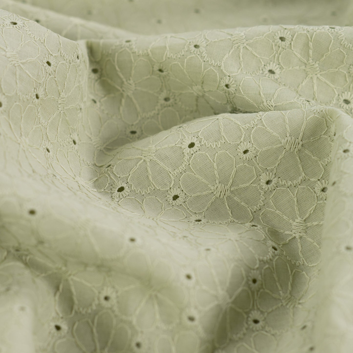 Baumwollstoff mit Floraler Lochstickerei – Grün Broderie Anglaise mit Bogenkante (Meterware)