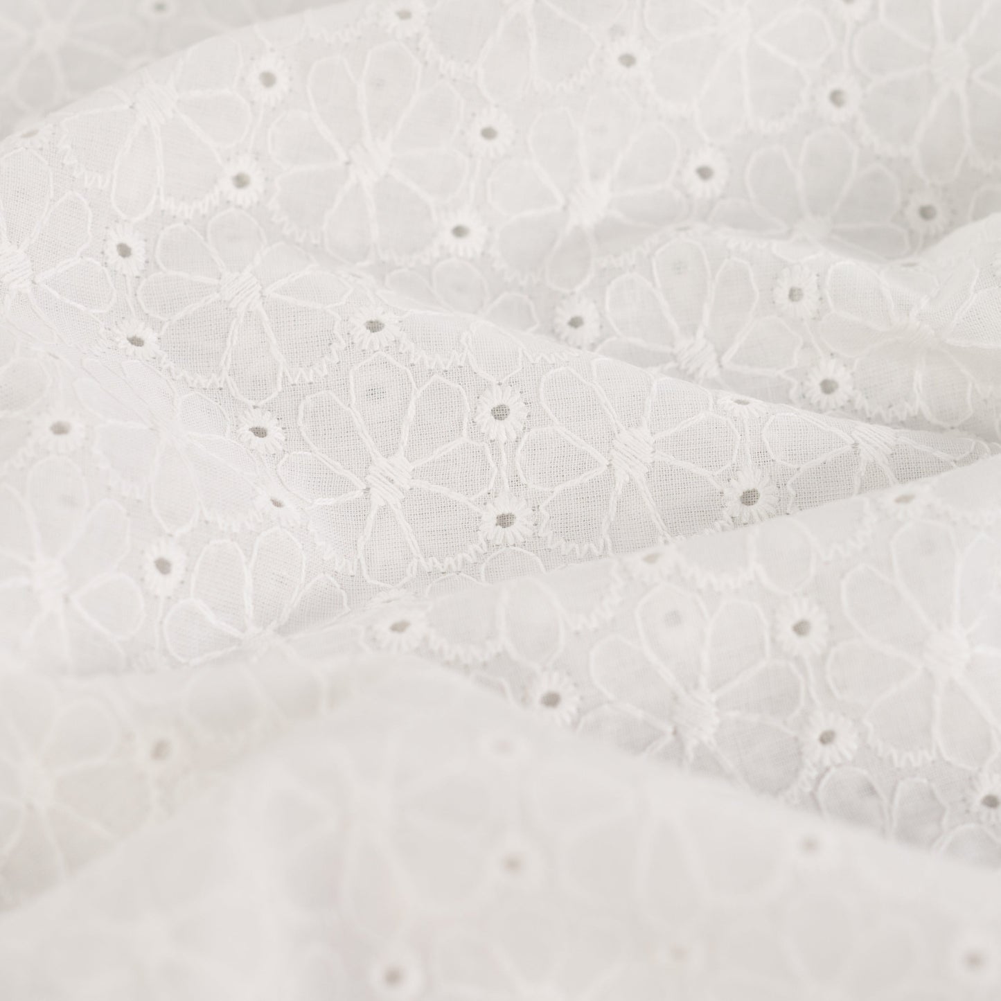 Baumwollstoff mit Floraler Lochstickerei – Wollweiß Broderie Anglaise mit Bogenkante (Meterware)