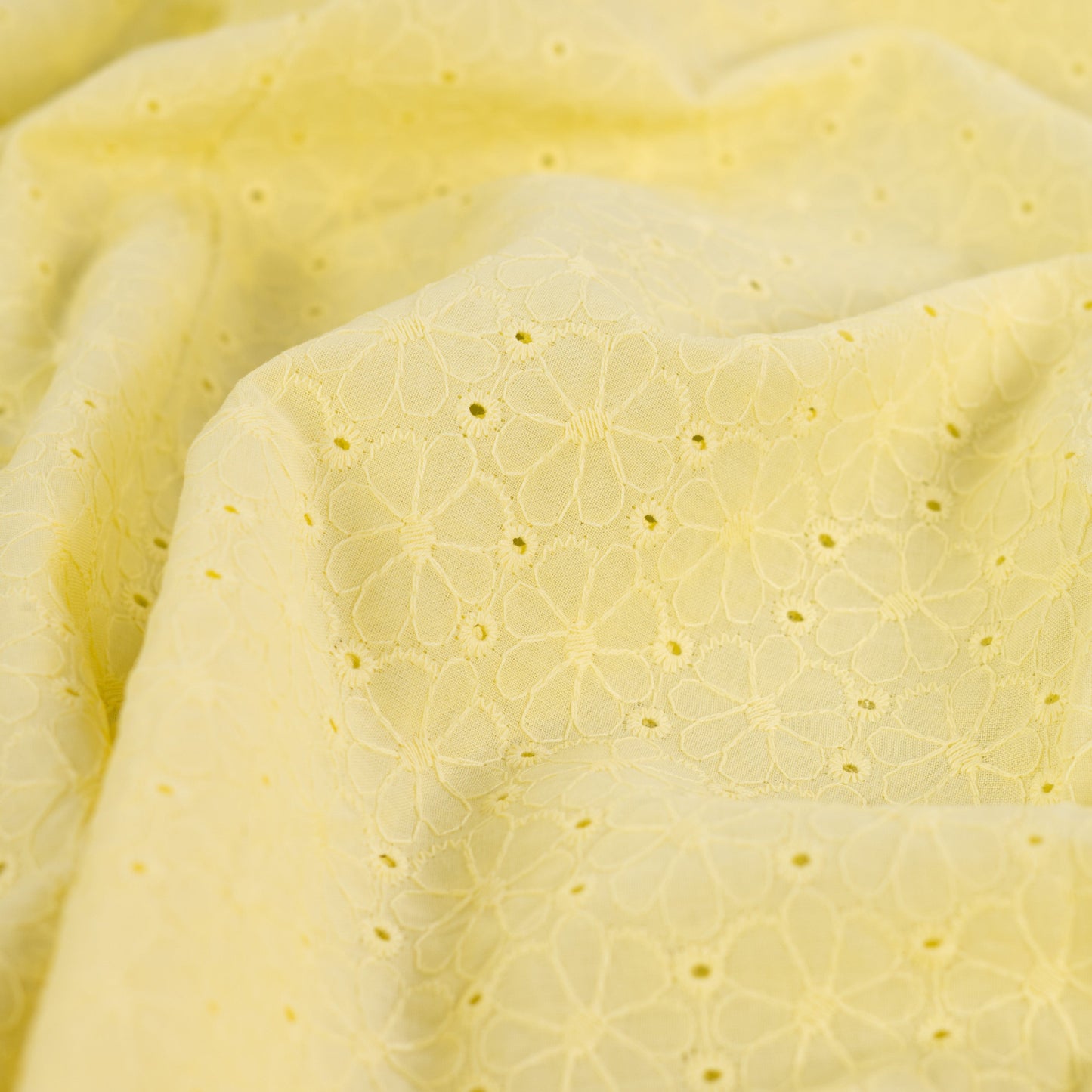 Baumwollstoff mit Floraler Lochstickerei – Zartgelb Broderie Anglaise mit Bogenkante (Meterware)